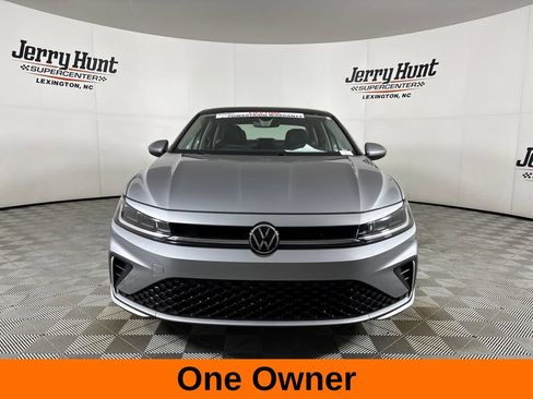 Used 2025 Volkswagen Jetta SE w/ Sunroof Package FWD image 3