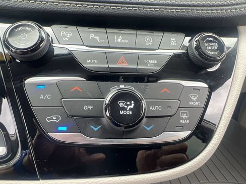 Used 2023 Chrysler Pacifica Touring-L AWD/4WD image 24
