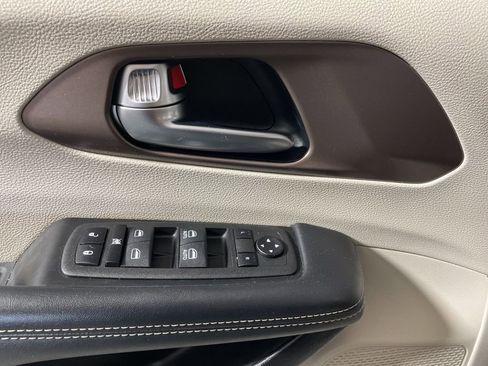 Used 2023 Chrysler Voyager LX image 9