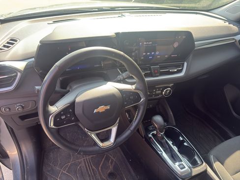 Used 2024 Chevrolet TrailBlazer LT w/ Convenience Package FWD image 2