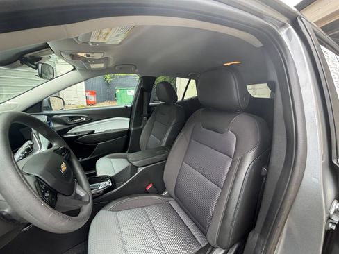 Used 2025 Chevrolet Trax LT FWD image 32