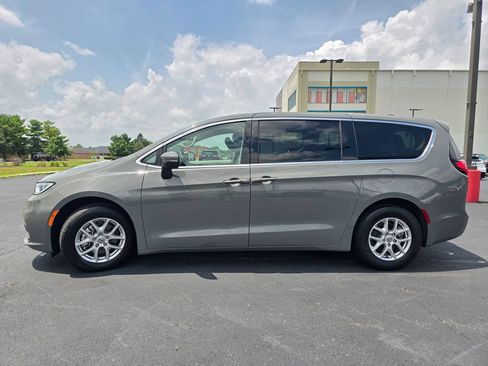 Used 2023 Chrysler Pacifica Touring-L FWD image 5