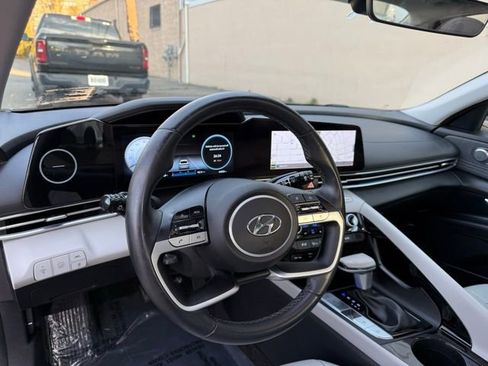 Used 2022 Hyundai Elantra Limited image 21