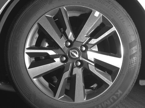 Used 2025 Nissan Versa SV FWD image 12