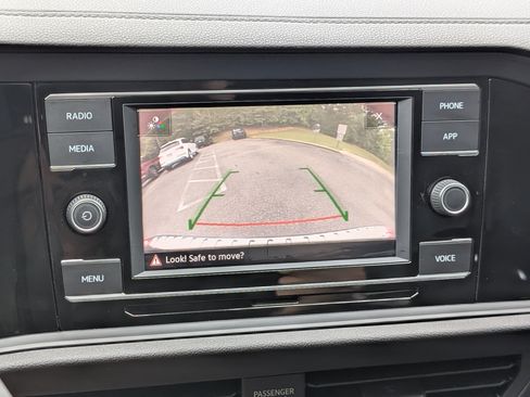 Used 2022 Volkswagen Jetta SE w/ Panoramic Sunroof Package FWD image 27