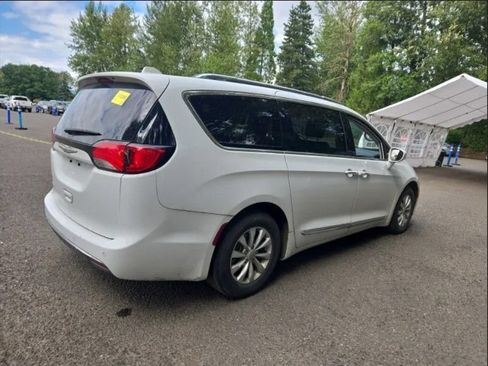 Used 2019 Chrysler Pacifica Touring-L FWD image 5