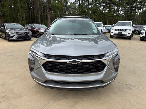 Used 2025 Chevrolet Trax LT w/ Driver Confidence Package FWD image 8