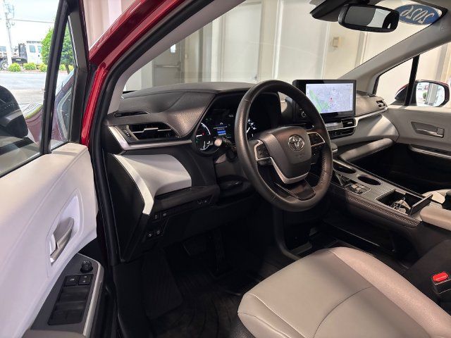 Used 2026 Toyota Sienna XLE FWD image 6