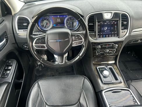 Used 2017 Chrysler 300 C image 4
