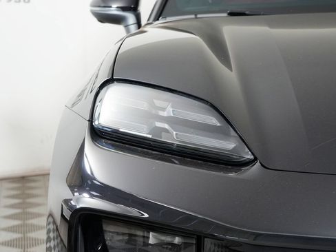 Certified 2025 Porsche Macan 4S Electric AWD/4WD image 11
