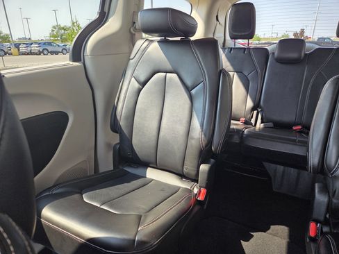 Used 2024 Chrysler Pacifica Touring-L FWD image 12