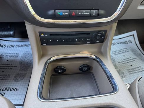 Used 2013 Chrysler Town & Country Touring-L w/ Entertainment Group #2 FWD image 50