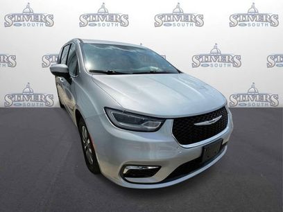 Used 2023 Chrysler Pacifica Touring-L