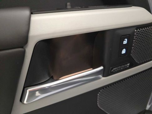 Used 2024 Land Rover Defender 110 SE image 24