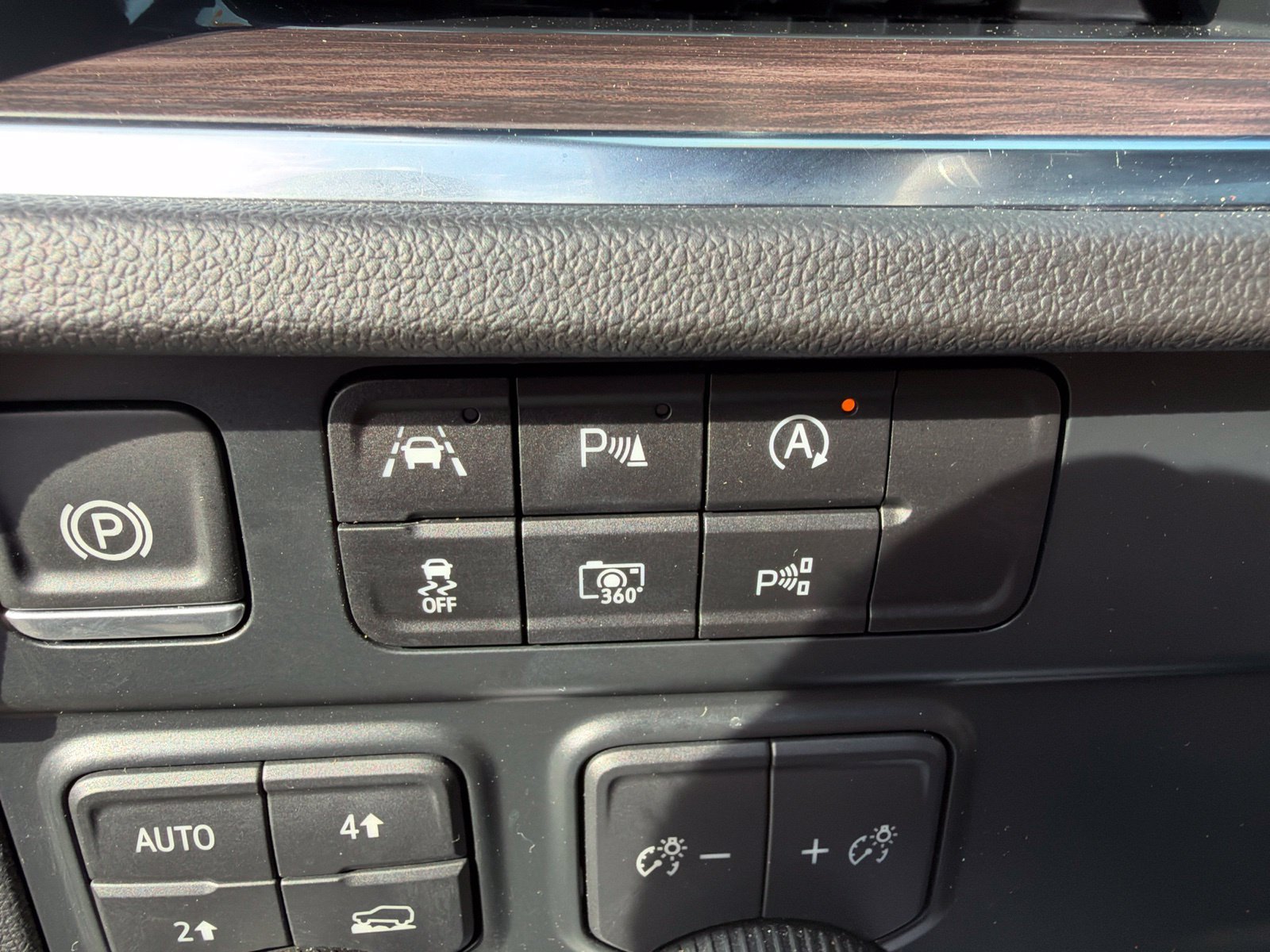 Used 2025 Chevrolet Suburban LT w/ Comfort Package AWD/4WD image 16