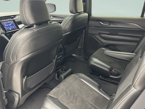 Used 2023 Jeep Grand Cherokee L Laredo AWD/4WD image 9