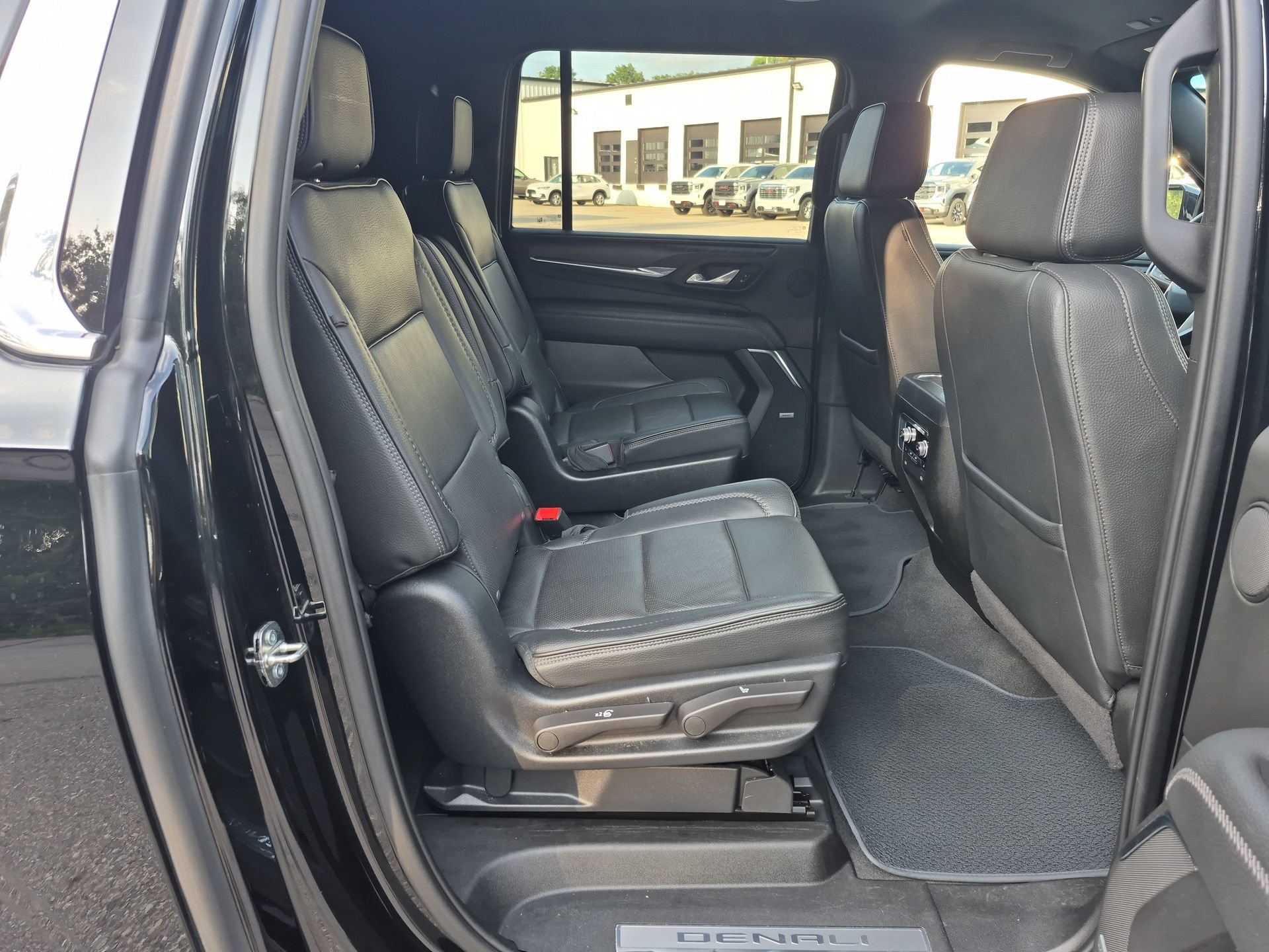 Used 2023 GMC Yukon XL Denali AWD/4WD image 28