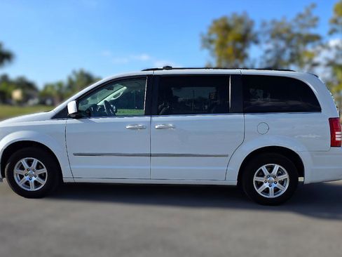 Used 2009 Chrysler Town & Country Touring image 8