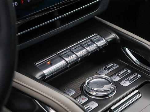 Used 2025 Lincoln Nautilus Premier image 21