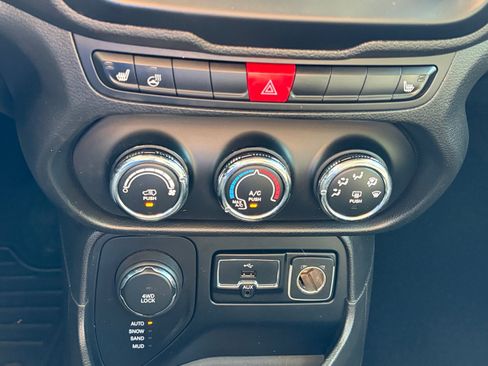 Used 2017 Jeep Renegade Latitude AWD/4WD image 25