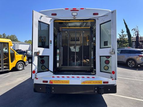 Used 2014 Chevrolet Express 4500 RWD image 8