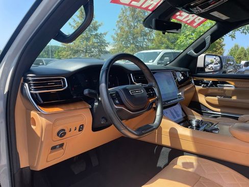 Used 2022 Jeep Grand Wagoneer Series III w/ Rear Seat Video Group 1 AWD/4WD image 11