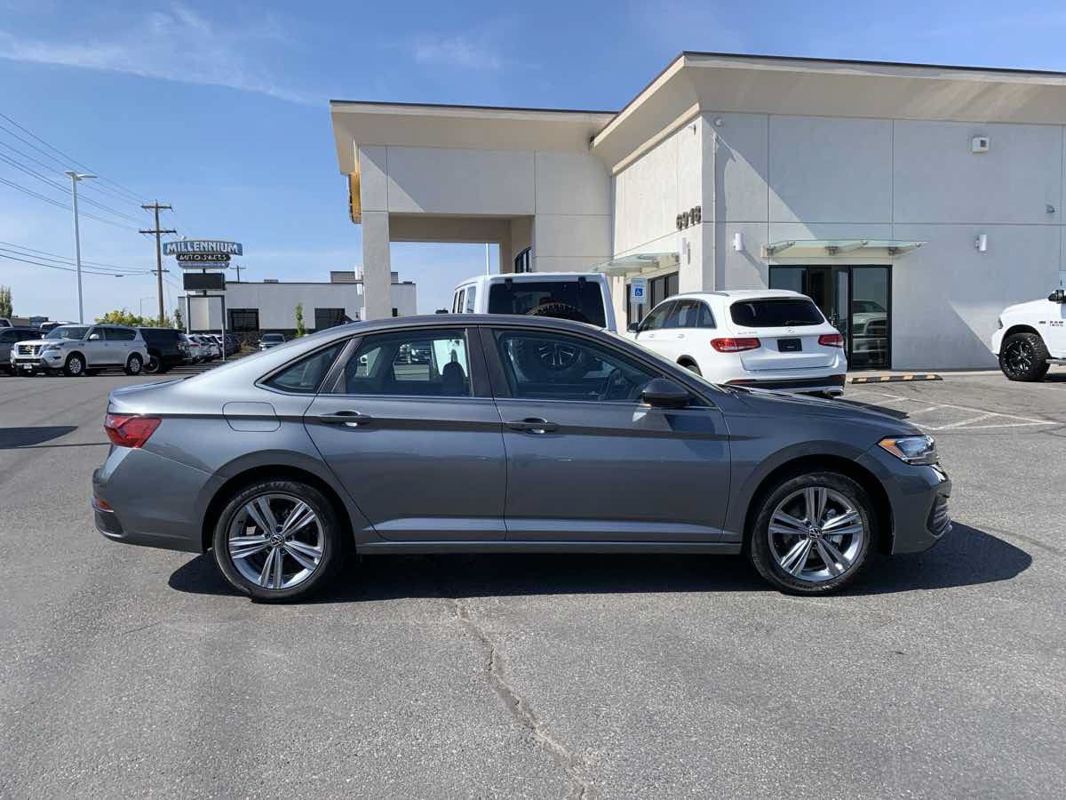 Used 2024 Volkswagen Jetta SE FWD image 8