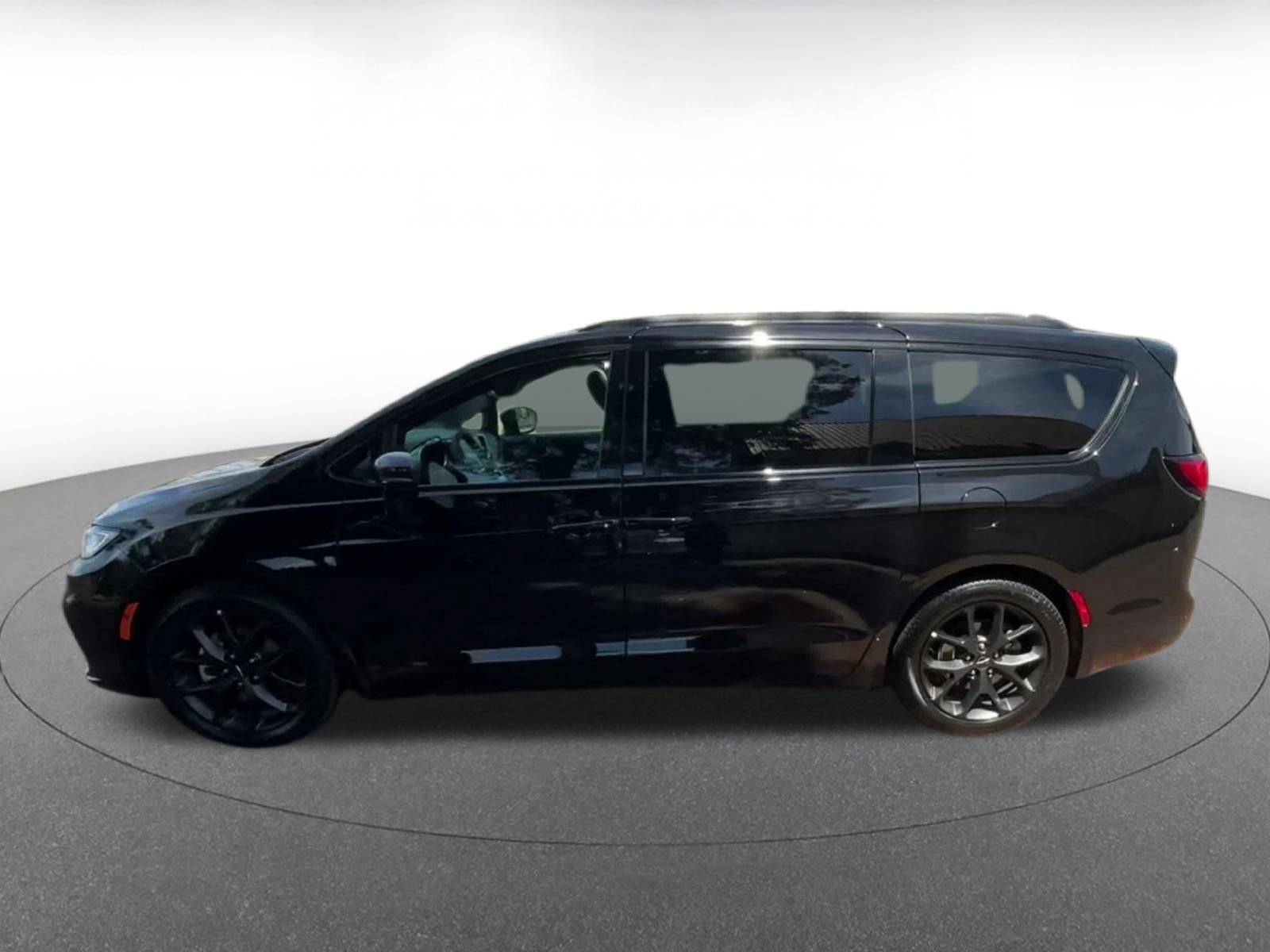 Used 2025 Chrysler Pacifica Limited FWD image 8