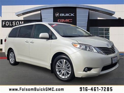 Used 2017 Toyota Sienna XLE image 1