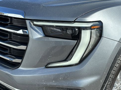 Certified 2025 GMC Acadia Elevation w/ Elevation Premium Package image 9