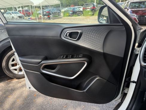 Used 2025 Kia Soul LX w/ LX Technology Package FWD image 18