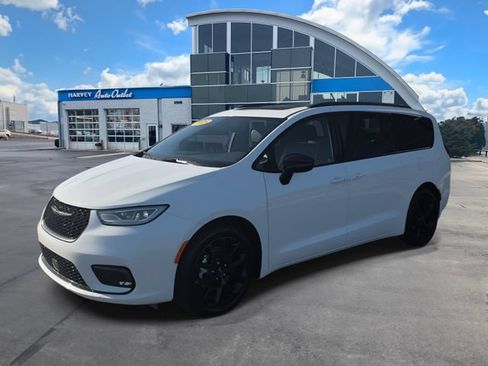 Used 2025 Chrysler Pacifica Limited FWD image 1