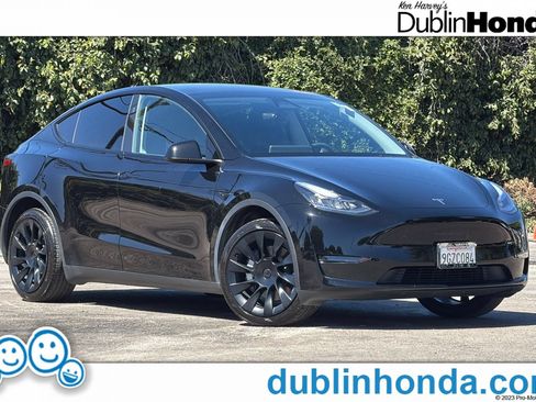 Used 2023 Tesla Model Y Long Range AWD/4WD image 1