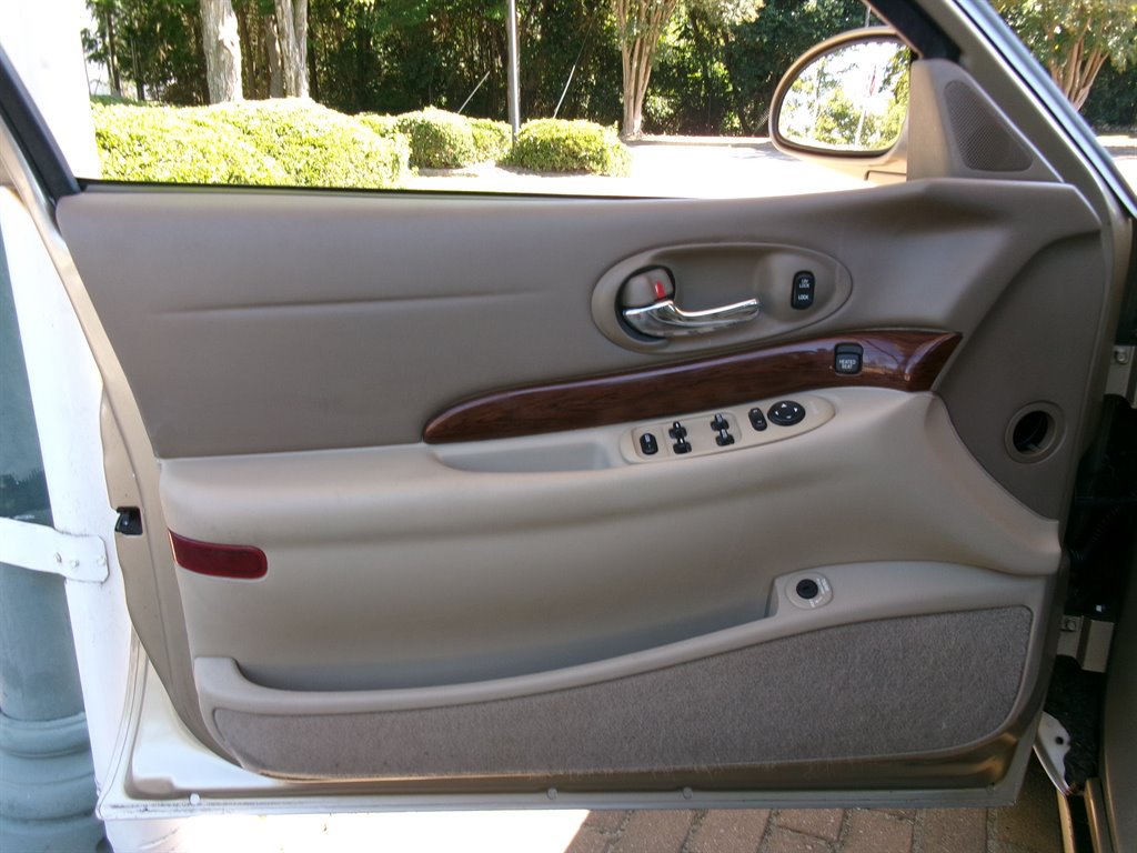 Used 2005 Buick Le Sabre Custom w/ Leather and Comfort Group FWD image 9