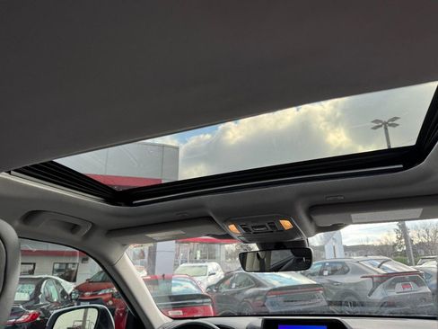 Used 2023 Toyota Highlander FWD image 11