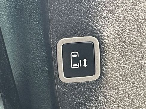 Used 2025 Chrysler Pacifica Limited image 30