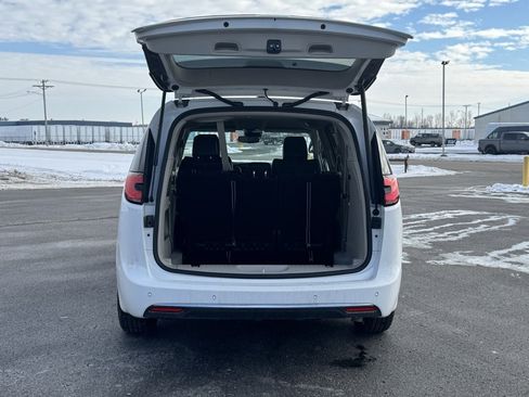 Used 2024 Chrysler Pacifica Touring-L image 10