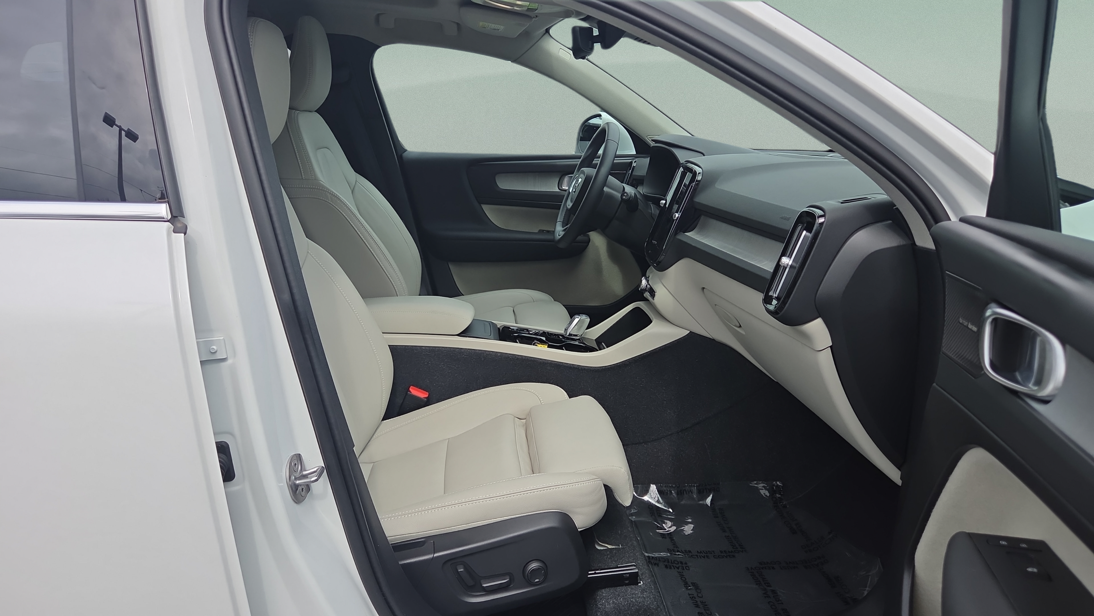 Used 2024 Volvo XC40 B5 Ultimate AWD/4WD image 17