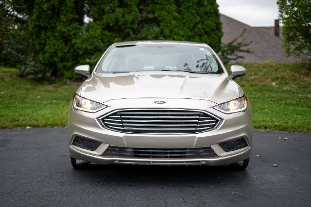Used 2017 Ford Fusion SE FWD image 2
