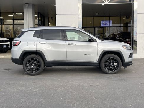 New 2026 Jeep Compass Latitude image 8