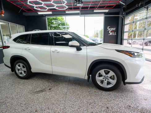 Used 2021 Toyota Highlander LE AWD/4WD image 5