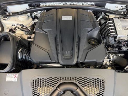 Certified 2024 Porsche Macan S AWD/4WD image 28