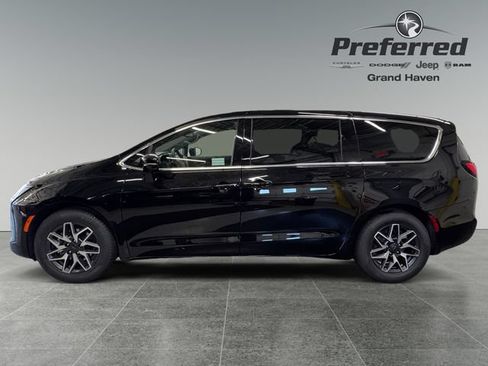 New 2027 Chrysler Pacifica Limited FWD image 11
