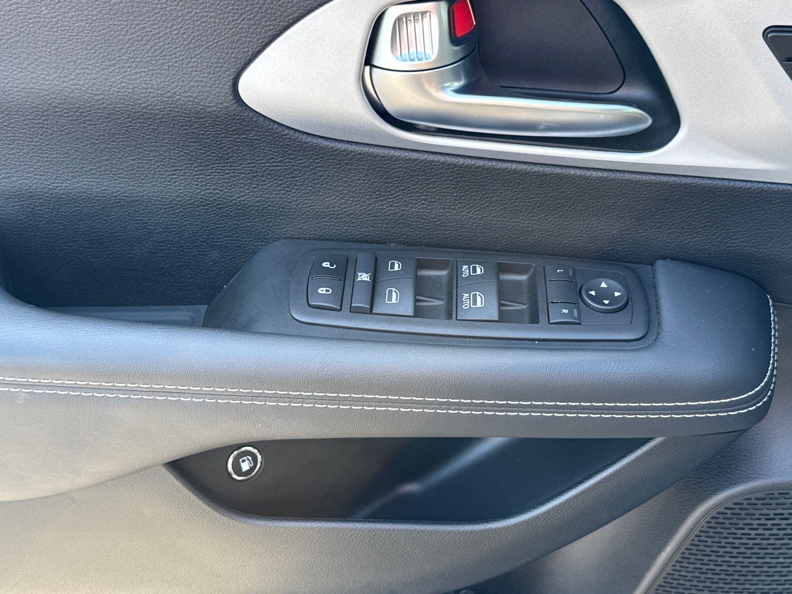 Used 2024 Chrysler Pacifica Limited FWD image 19