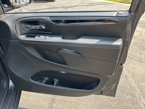 Used 2017 Dodge Grand Caravan SXT w/ Blacktop Package FWD image 10