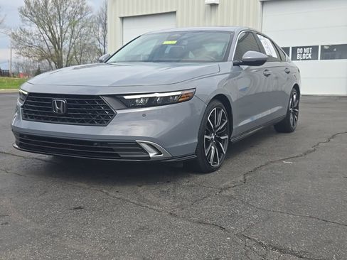 Used 2023 Honda Accord Touring image 3
