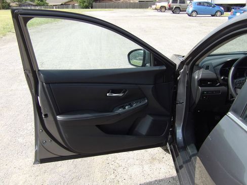 Used 2025 Nissan Sentra SV FWD image 10