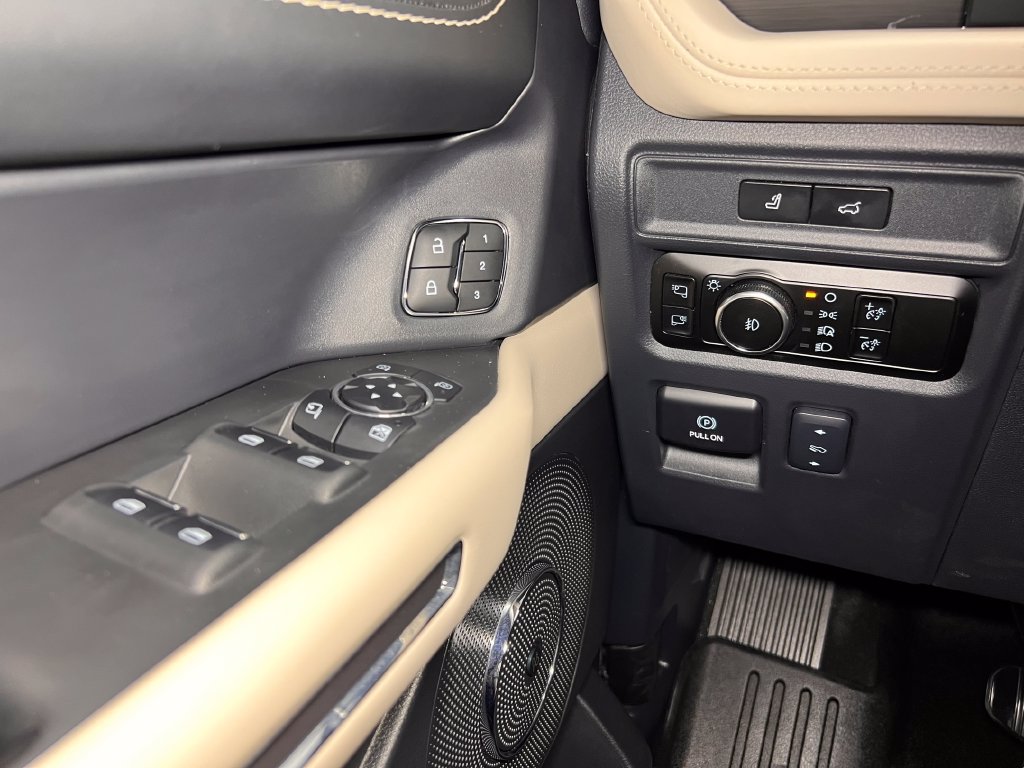 Used 2024 Ford Expedition Max Platinum AWD/4WD image 17