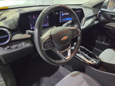 Used 2025 Chevrolet Trax LT w/ LT Convenience Package FWD image 5