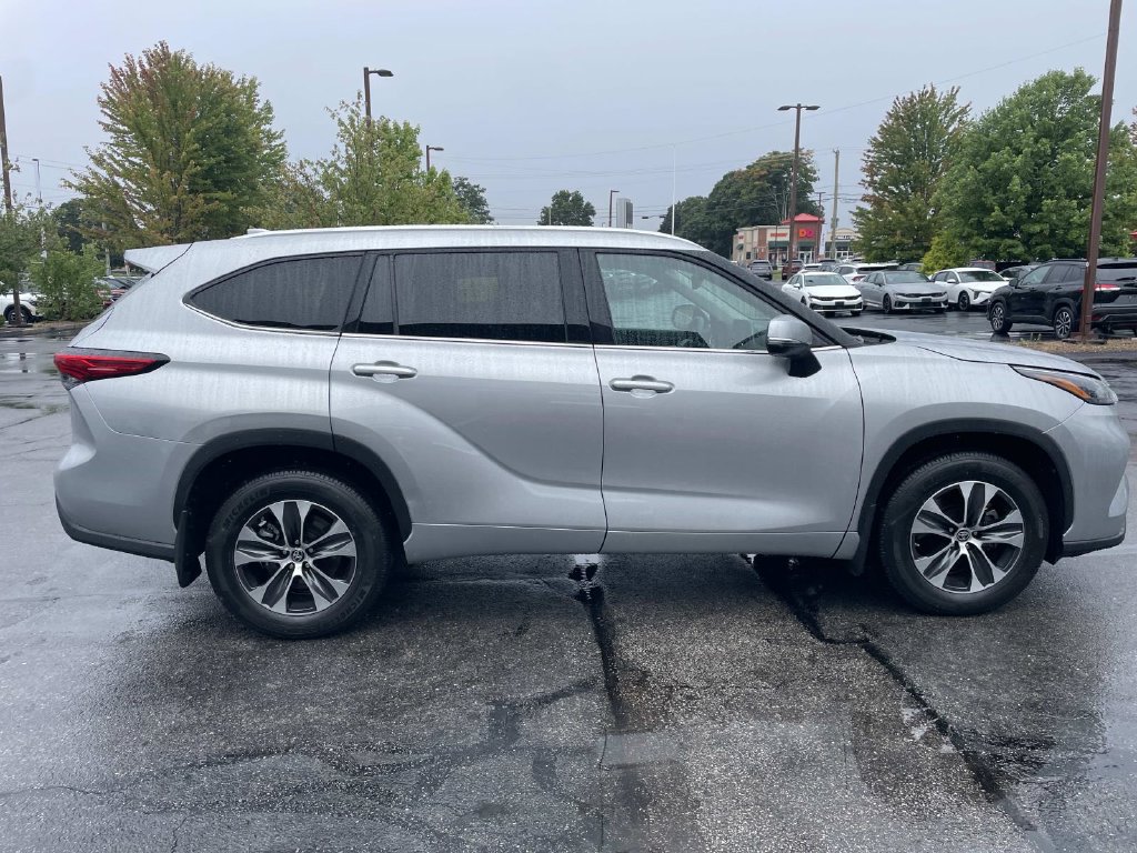 Used 2022 Toyota Highlander XLE AWD/4WD image 10